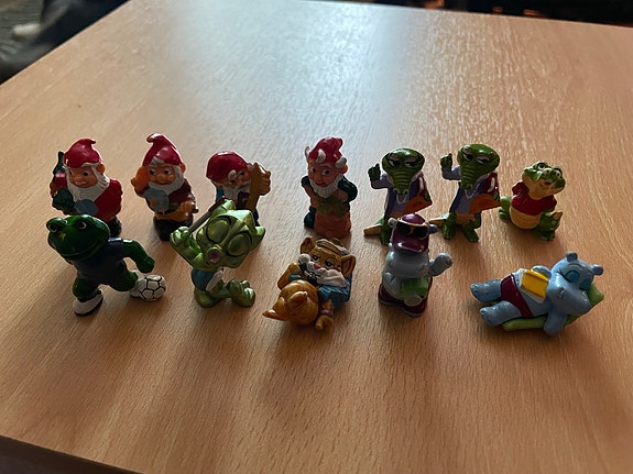 Kinder yllätysfiguurit 12 kpl