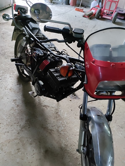 Myydään osina 2kpl Suzuki GT 125 X4 vm82.