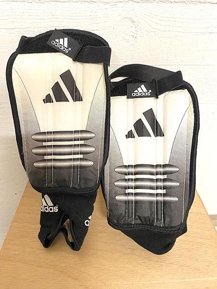 Adidas säärisuojat
