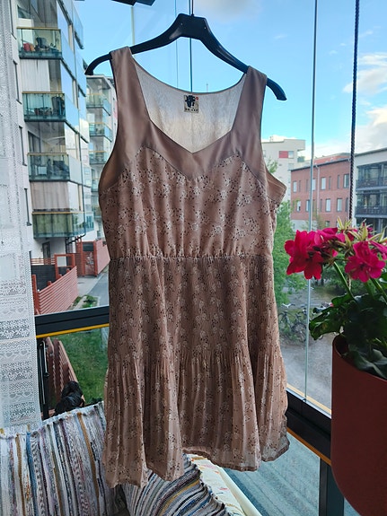 Nätti beige mekko