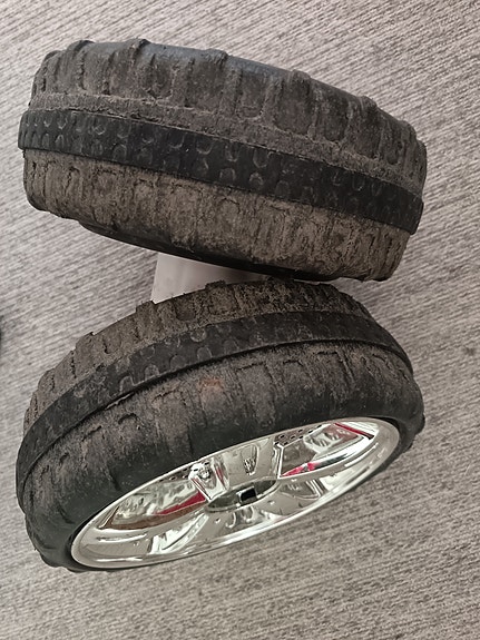 Lasten sähköauton varaosia + takapyörät