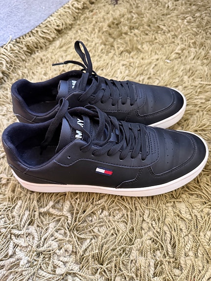 Tommy Hilfiger tennarit