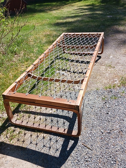 Vanha puinen sängyn runko joustoverkolla
