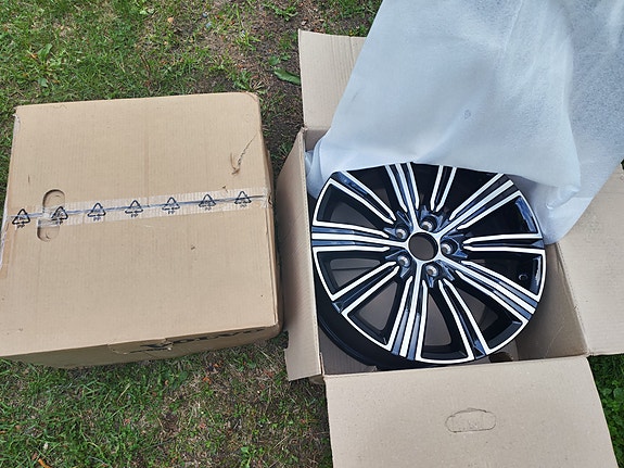 Uudet alkuperäiset Volvo 18" alumiinivanteet, 2 kpl (V60 / S60)