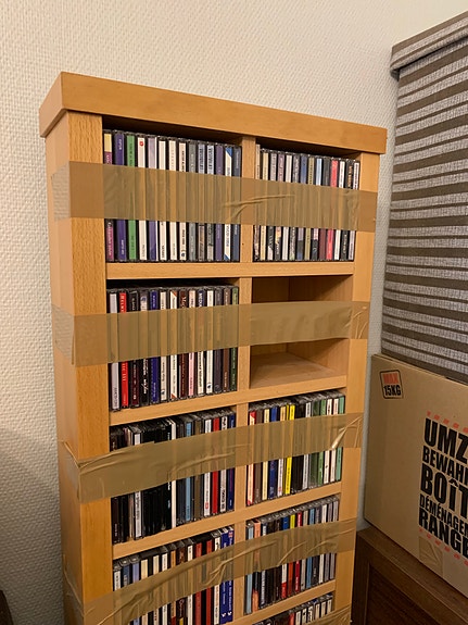 Cd levyt ja hyllykkö, 10 hyllyä cd levyille ja paljon cd levyjä