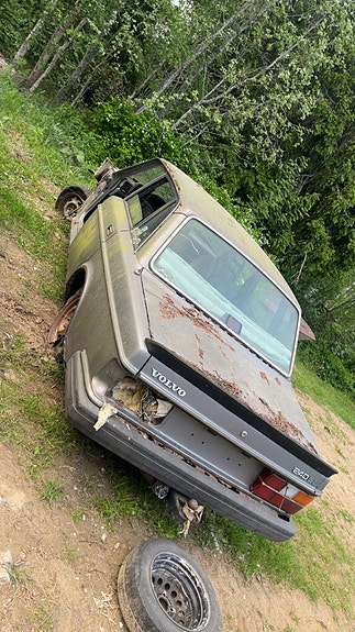 Volvo 240 myydään osia