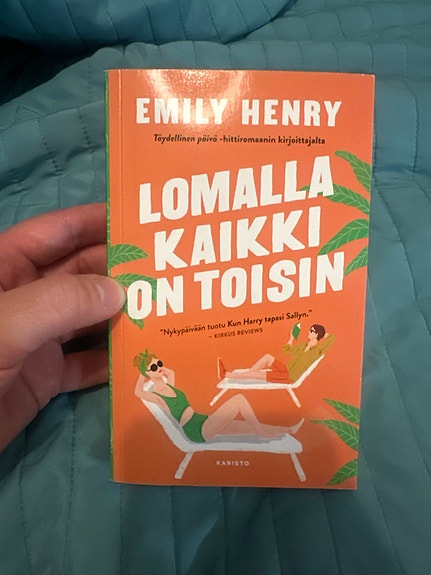 Emily Henry Lomalla kaikki on toisin pokkari