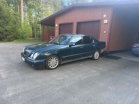 Ostetaan w210 etu sekä takapuskuri!