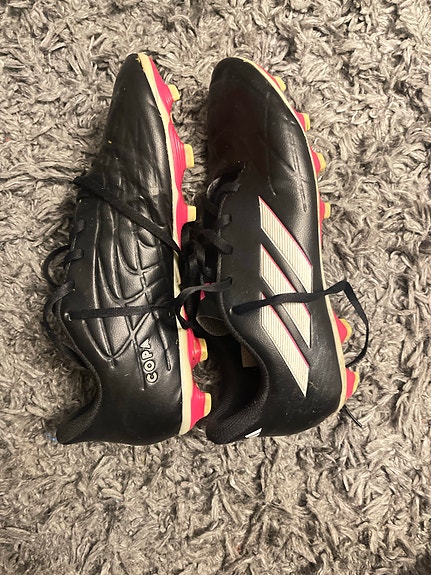 Adidas jalkapallokengät koko 42 musta