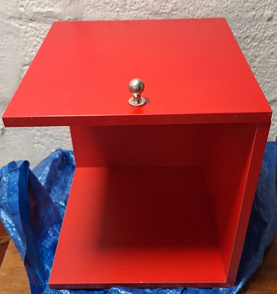Expedit lisäosa punainen laatikko ovella
