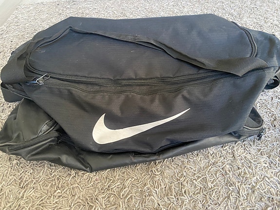 Musta Nike treenikassi.