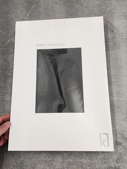 Kosta Linnewäfveri – Shadow-pöytäliina (Musta)