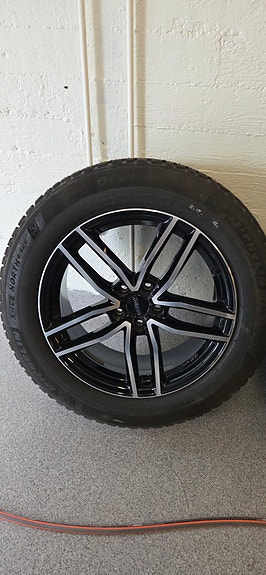 Myydään DEZENT 18” aluvanteet Michelin nastarenkailla 235/60 R18
