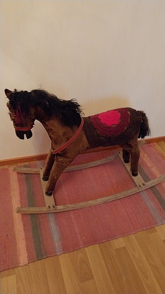 Keinuhevonen puurunko
