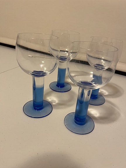 Iittala Mondo viinilasit sinisellä jalalla