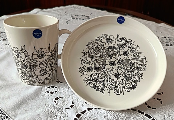 Arabian krokus mukit 0,5l, lautaset 19cm sekä kulhot 13cm