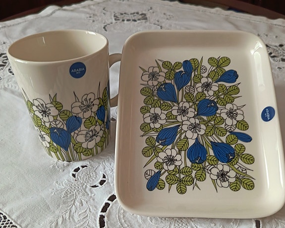 Arabian krokus siniset kukat, mukit 0,5l, lautaset 15x19cm