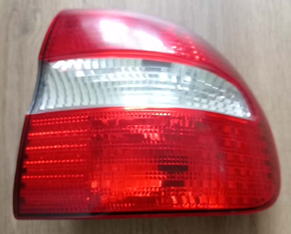 Volvo V40 oikeanpuolen takavalo