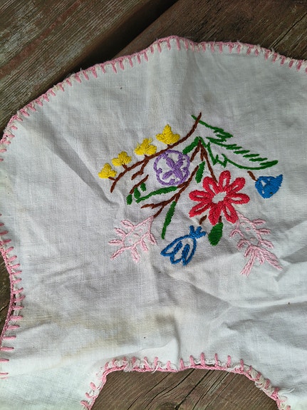 Vintage käsinkirjaillut vauvan ruokalaput