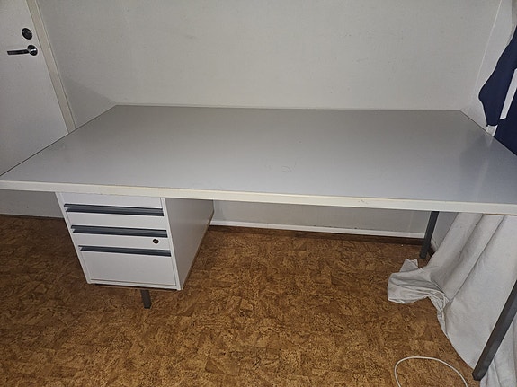 Valkoinen puinen työpöytä laatikoilla
