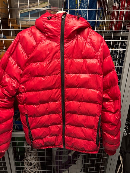 Peak Performance Atomic Jacket – punainen untuvatakki / toppatakki