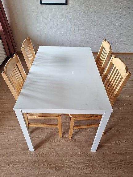 Valkoinen ruokapöytä ja 4 puutuolia