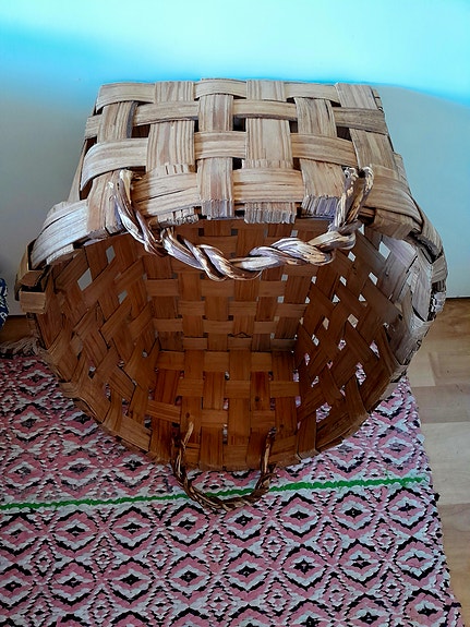Vanhat pärekori ja puulaatikko
