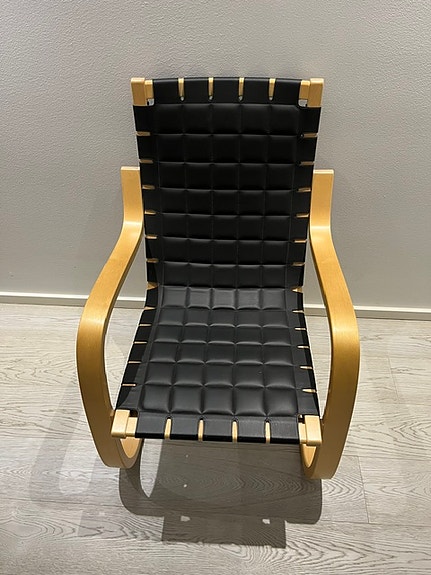 Artek Alvar Aalto nojatuoli mustalla nahalla.