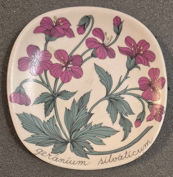 Arabia Geranium silvaticum -lautanen kukkakuvio