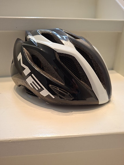 MET pyöräilykypärä musta-valkoinen 52-59cm