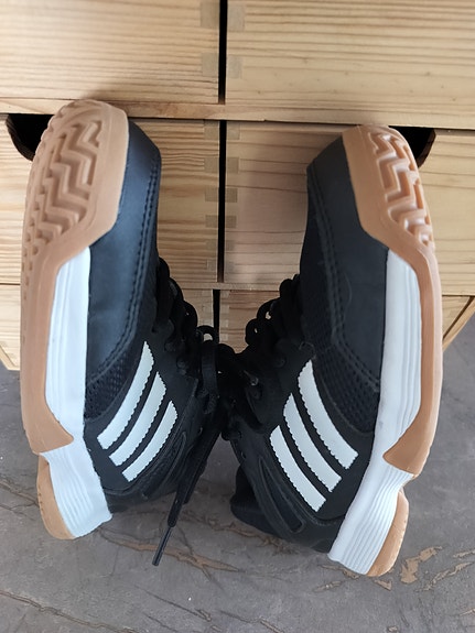 Adidas sisäpelikengät