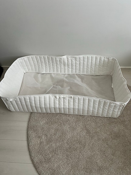 IKEA vauvan sängyn reunapehmuste valkoinen