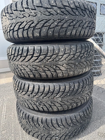 Honda CR-V 215/70R16 Nastarenkaat vanteilla