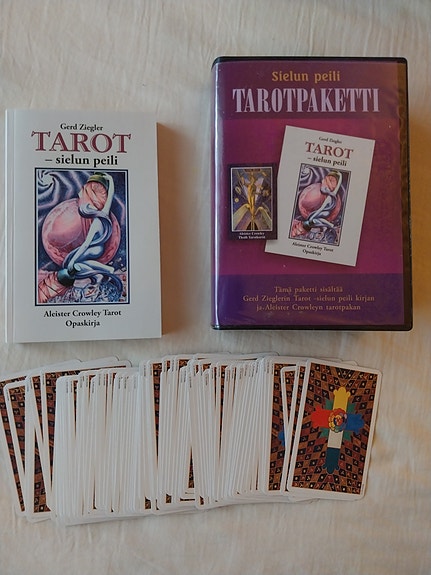 Tarot kortit ja kirja