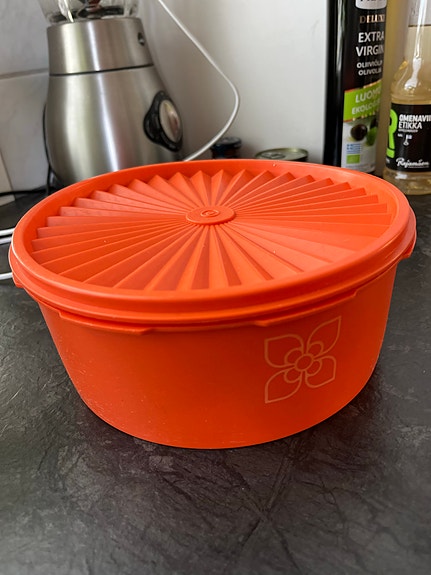 Tupperware säilytysrasia kannella