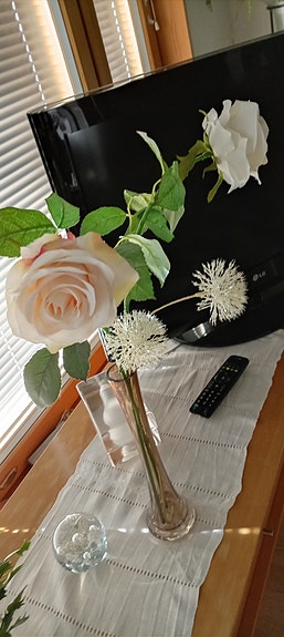 Erilaisia silkkikukkia