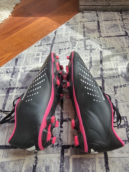 Adidas Predator nappikset koko 42 musta/pinkki