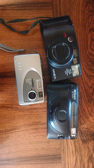 Nikon ja Minolta filmikamerat