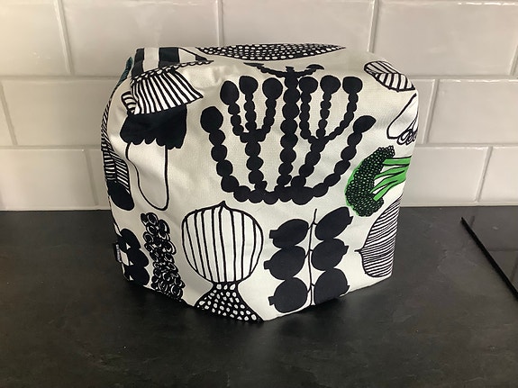 Marimekko Puutarhurin Parhaat -kuosi pannumyssy