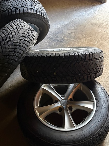 Jeep Grand Cheroke Linglong Green-Max Winter Ice l15 nastarenkaat vanteilla
