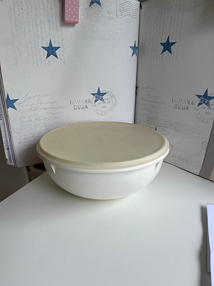 Tupperware iso 7 litran säilytys astia. Voidaan postittaa