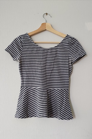 Raidallinen peplum-toppi S