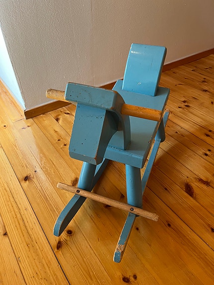 Vanha puinen lasten keinuhevonen