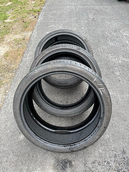 2kpl 265/35R21 ja 2kpl 255/35R21 Pirelli PZero renkaita