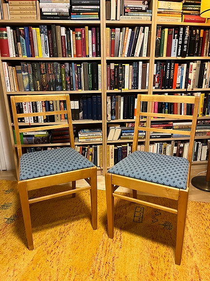 2 kpl puutuoleja sinisellä verhoilulla