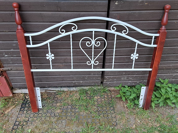 Metallinen sängynpääty