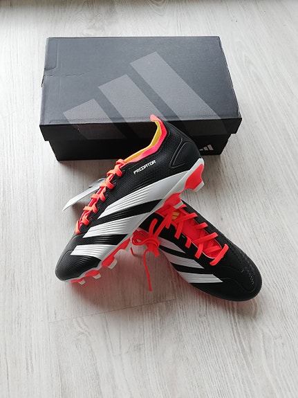 Uudet miesten Adidas Predator nappikset 42