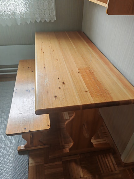 Mäntyinen pirtinpöytä ja penkki