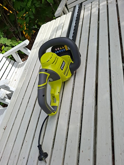 Ryobi pensasleikkuri johdolla