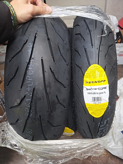 UUDET Dunlop Qualifier Core moottoripyörän renkaat 120/70 ZR17 ja 190/55 ZR17